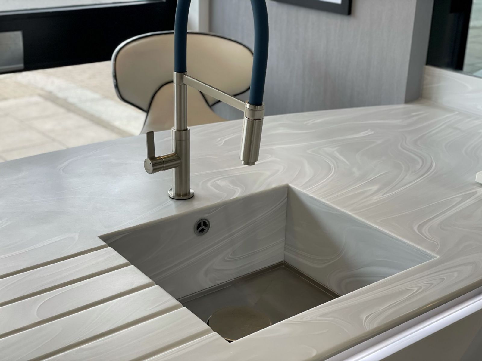 Không gian bếp hiện đại, đá nhân tạo Solid Surface Dupont với màu trắng làm tạo nên vẻ tinh tế cho căn bếp