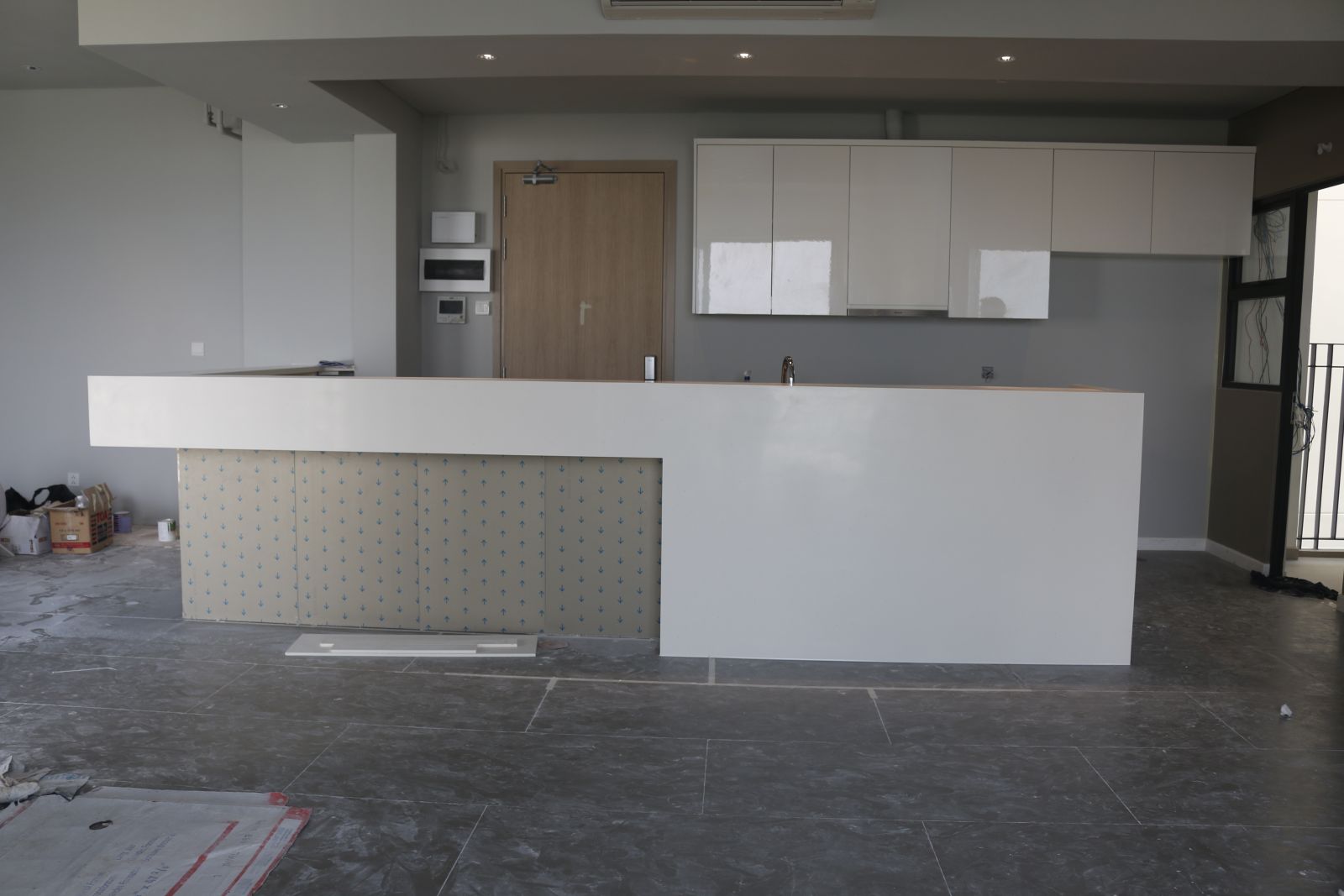 Màu sắc của màu đá nhân tạo Solid Surface  nhẹ nhàng vô cùng hợp với chất liệu gỗ công nghiệp