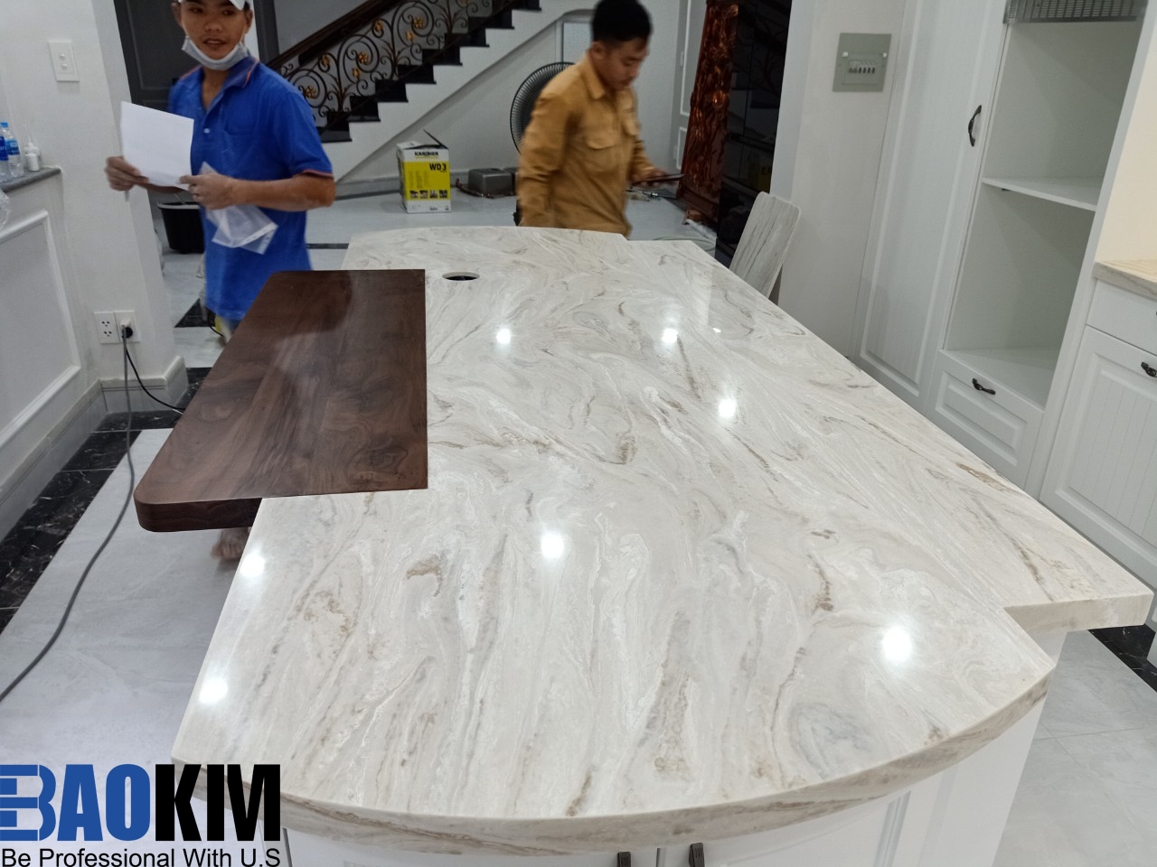 Khu vực bếp thường có độ ẩm cao, thường có nhiều tác động lực mạnh nên sử dụng mặt đá bếp là điều rất cần thiết