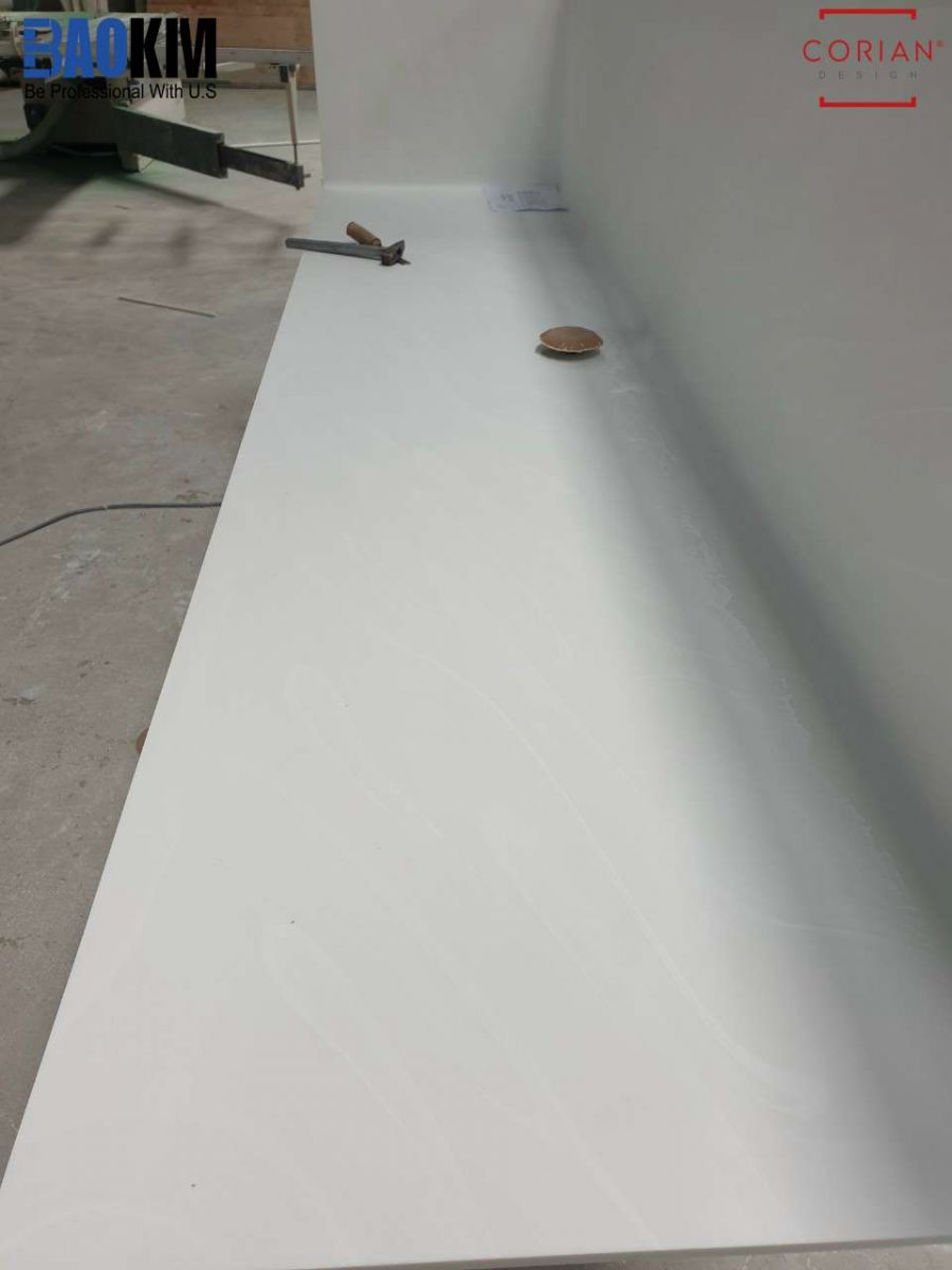 mat-bep-lien-tuong-da-solid-surface-venaro-white