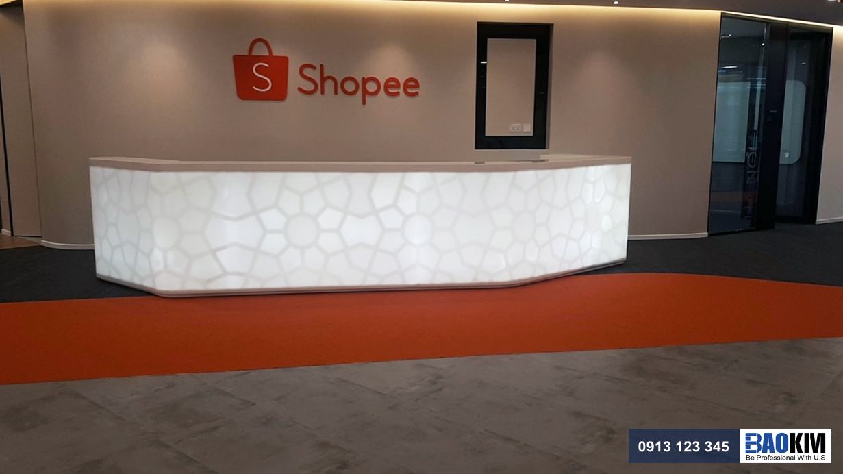 đá xuyên sáng làm quầy lễ tân shopee