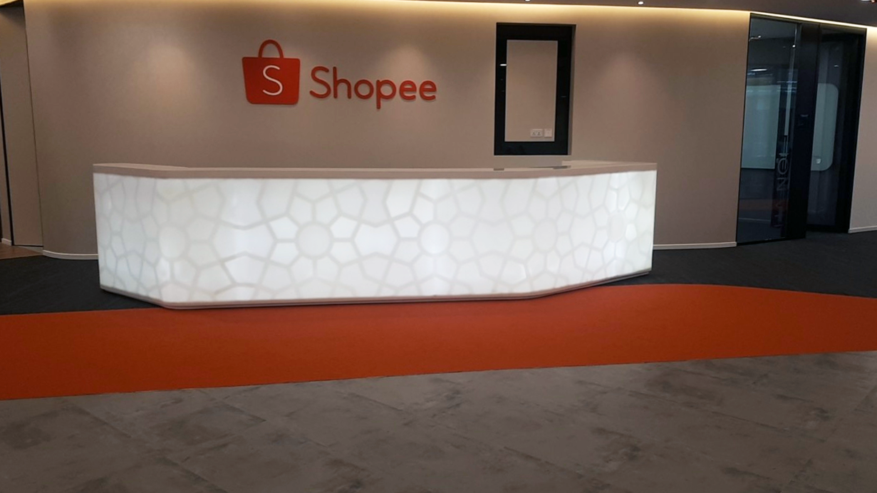 quầy lễ tân đá solid surface