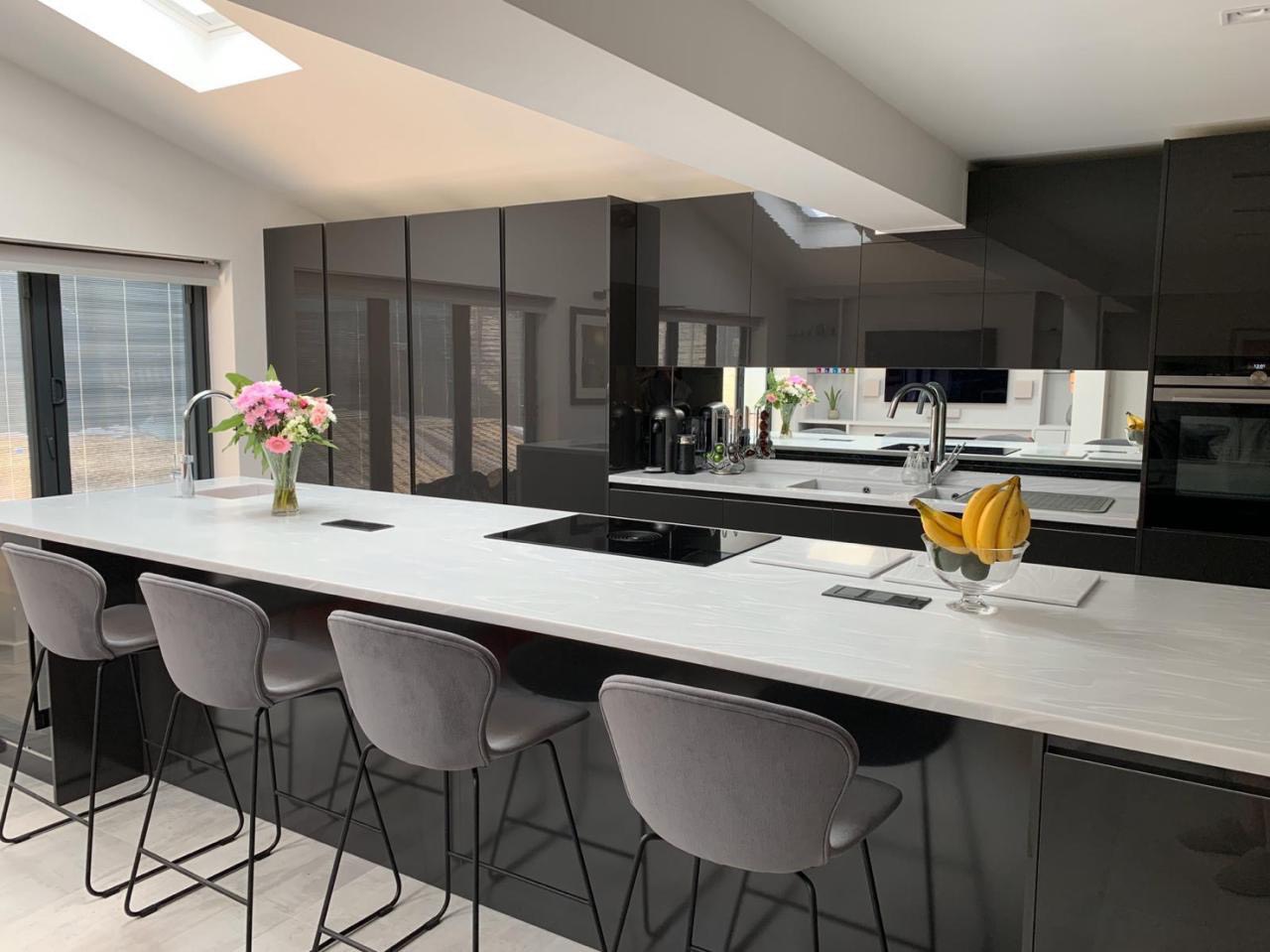 mặt bếp đá solid surface