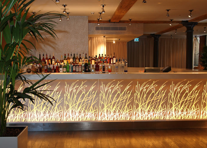 quầy bar ốp đá nhân tạo xuyên sáng