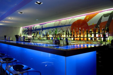 quầy bar ốp đá nhân tạo xuyên sáng