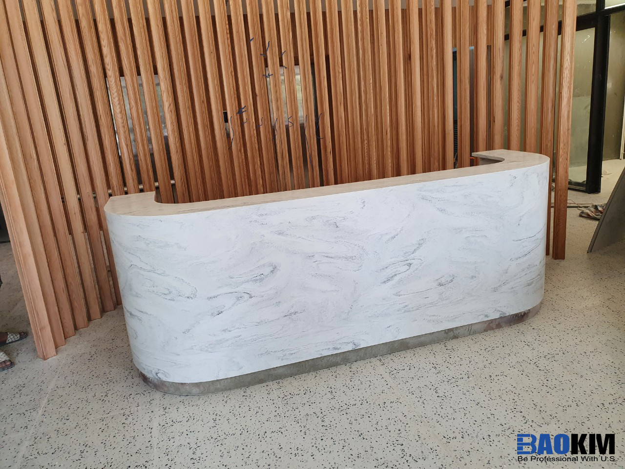 quầy lễ tân đá solid surface uốn cong