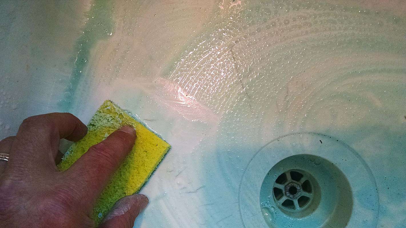 vệ sinh bồn rửa đá solid surface